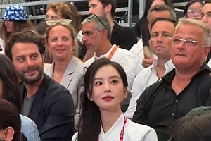 刘诗诗穿新中式看击剑:手里拿着大熊猫 中国元素拉满