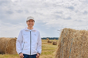 雷军在巴黎路过草堆时停车拍照:和莫奈名画里的不一样
