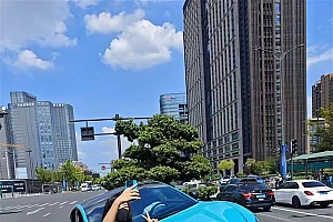 美女开小米SU7出事故冲上花坛:人没事、先拍照留念