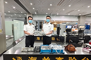 海关查获35.27公斤洋垃圾:大量废旧手机摄像头、屏幕等零件