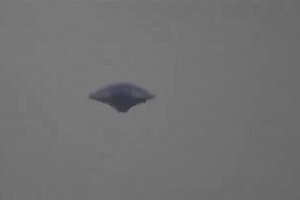 不明飞行物穿越巴西城市上空:三角形、疑长着腿