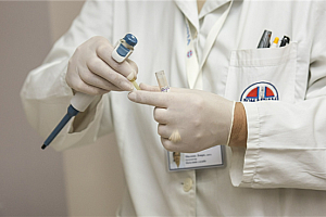 男子“过分节俭”致腹腔严重感染:厨具发霉擦掉继续用