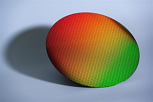 最新进展!Intel 18A产品 成功点亮!