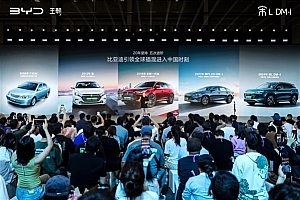 现场摆出“宋”大字!比亚迪宋L DM-i上市一周销量破万辆 举行万人交车仪式