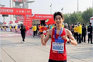 曾腿绑沙袋送货!京东快递小哥栾玉帅巴黎奥运会马拉松完赛