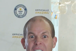 猛男身怀200多个吉尼斯世界纪录:一天打破15个