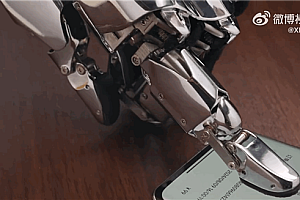 小鹏全新机器手首次亮相!钢铁助理帮何小鹏下单小鹏Mona M03
