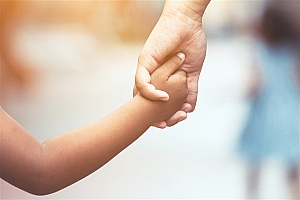 走丢小女孩用ATM机求救按钮自救 网友点赞:很聪明